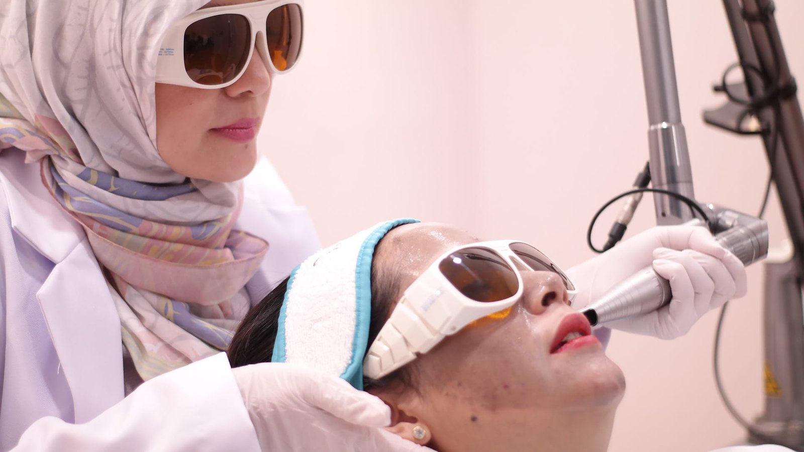 Kulit Kusam dan Berjerawat? Saatnya Ucapkan Selamat Tinggal! Hollywood Laser Solusinya! Kulit Kusam dan Berjerawat? Saatnya Ucapkan Selamat Tinggal! Hollywood Laser Solusinya!